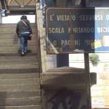 La lunga e ripida scala che collega corso Italia alla stazione Quintino Sella vista dal basso (2)